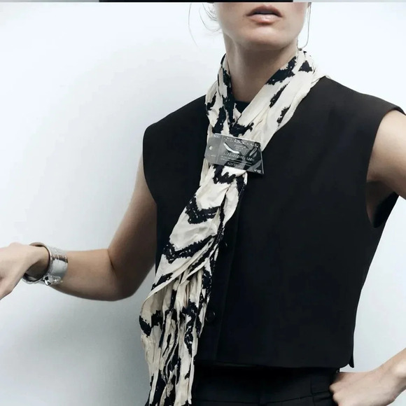 ZARA PLAQUE BROOCH WITH TEXT - Picture 4 of 9